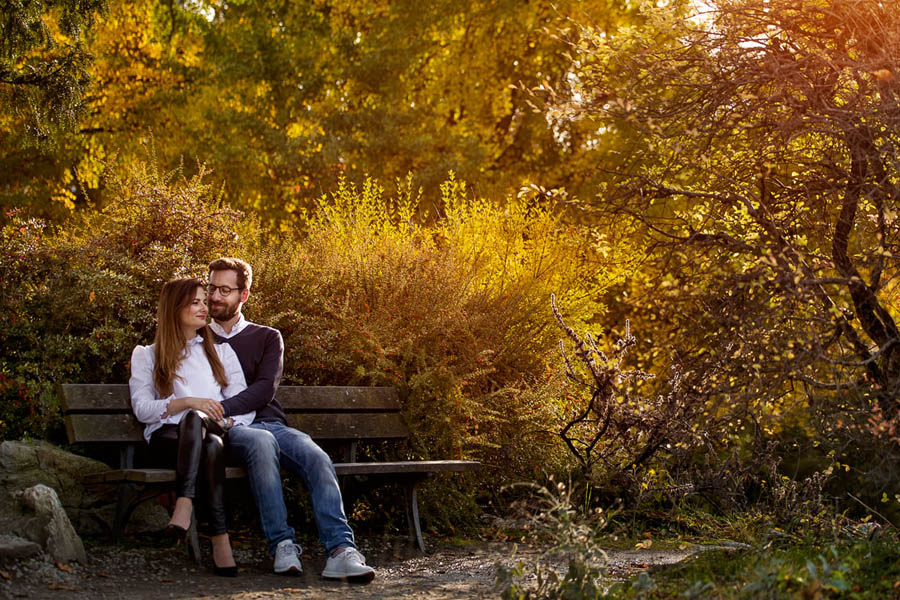 Paar Fotoshooting im Herbst im Schlosspark